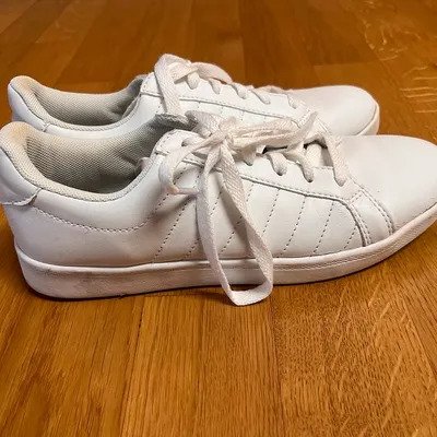 Weiße Sneaker zu verkaufen