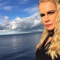 Boots / Stiefel mit roten Schnürsenkeln